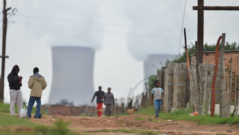 Masakhane非正式定居點,背景是Duvha煤電站。