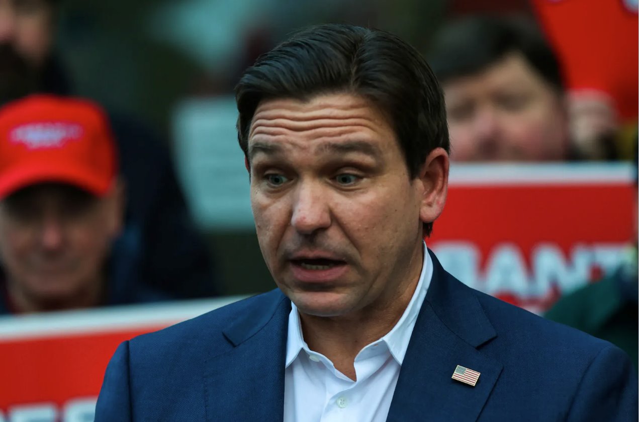 共和黨總統(tǒng)候選人、佛羅里達(dá)州州長(zhǎng)羅恩&middot;德桑蒂斯于2024年1月19日在美國(guó)新罕布什爾州戈夫斯敦的圣安瑟姆學(xué)院在新罕布什爾州初選前的競(jìng)選訪問期間向媒體發(fā)表講話。