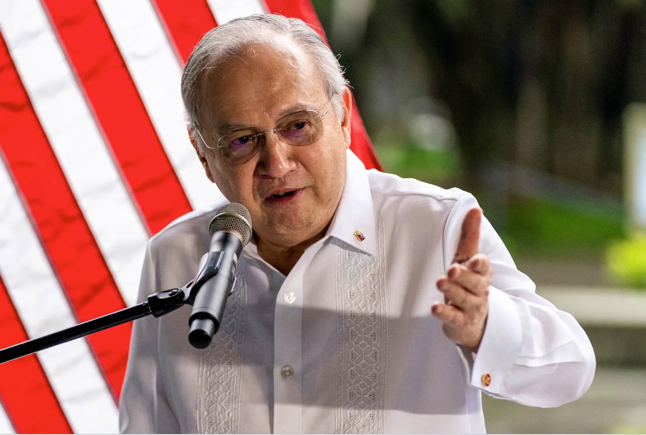 菲律賓駐美國大使JoseManuelRomualdez于2022年8月6日在菲律賓馬尼拉阿亞拉三角花園舉行的美國貿易和發展署海上風電撥款簽字儀式上發表講話。