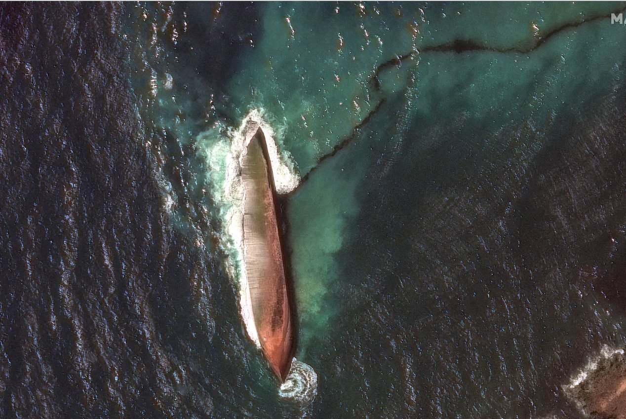 衛星圖像顯示了2024年2月14日特立尼達和多巴哥多巴哥島海岸附近一艘傾覆駁船和漏油事件的特寫視圖。