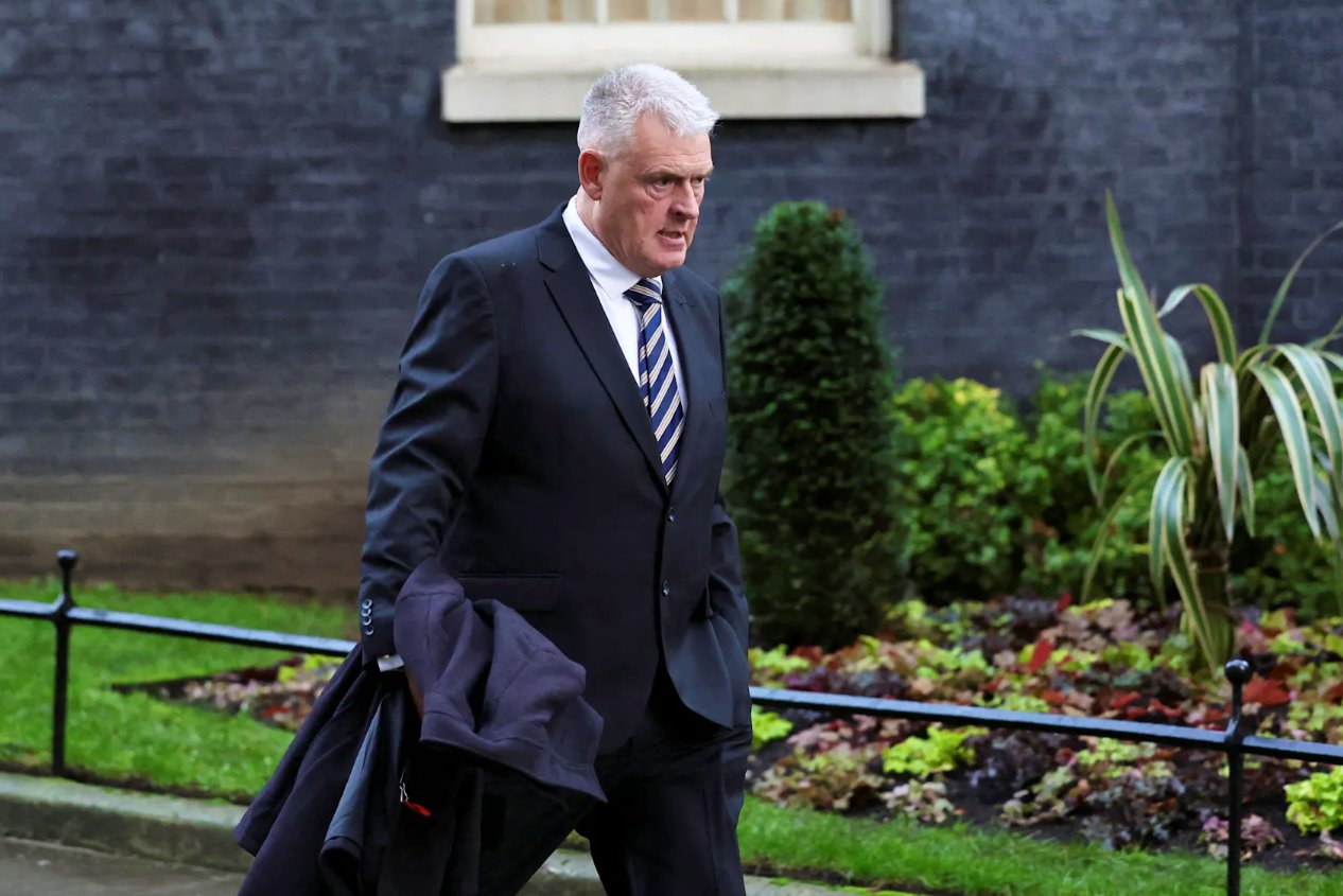 2023年12月12日,保守黨副主席李·安德森在英國倫敦唐寧街10號散步。