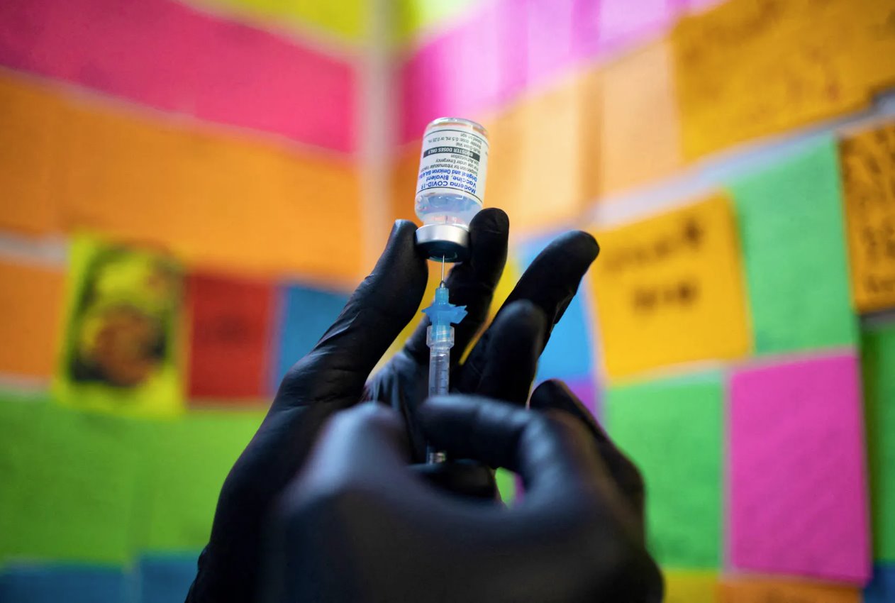 美國賓夕法尼亞州施文克斯維爾的一家藥房,一名醫生正在注射Moderna冠狀病毒病(COVID-19)加強疫苗。