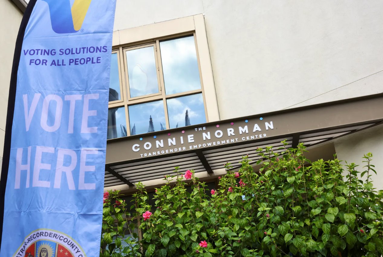 2024年3月5日美國加利福尼亞州洛杉磯超級星期二初選期間,CNorman跨性別賦權中心入口處的景色,該中心首次用作投票中心。