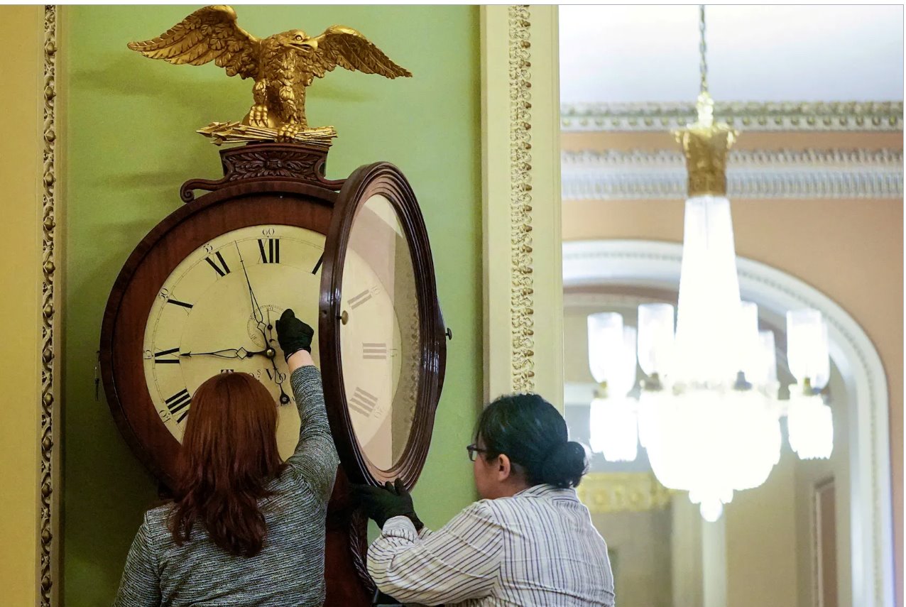 國會大廈建筑師的員工在美國華盛頓國會山為俄亥俄鐘上弦