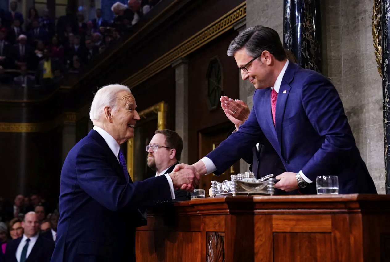 2024年3月7日,美國總統(tǒng)喬·拜登在美國華盛頓特區(qū)美國國會大廈眾議院會議廳發(fā)表第三次國情咨文演講之前,與眾議院議長邁克·約翰遜握手。