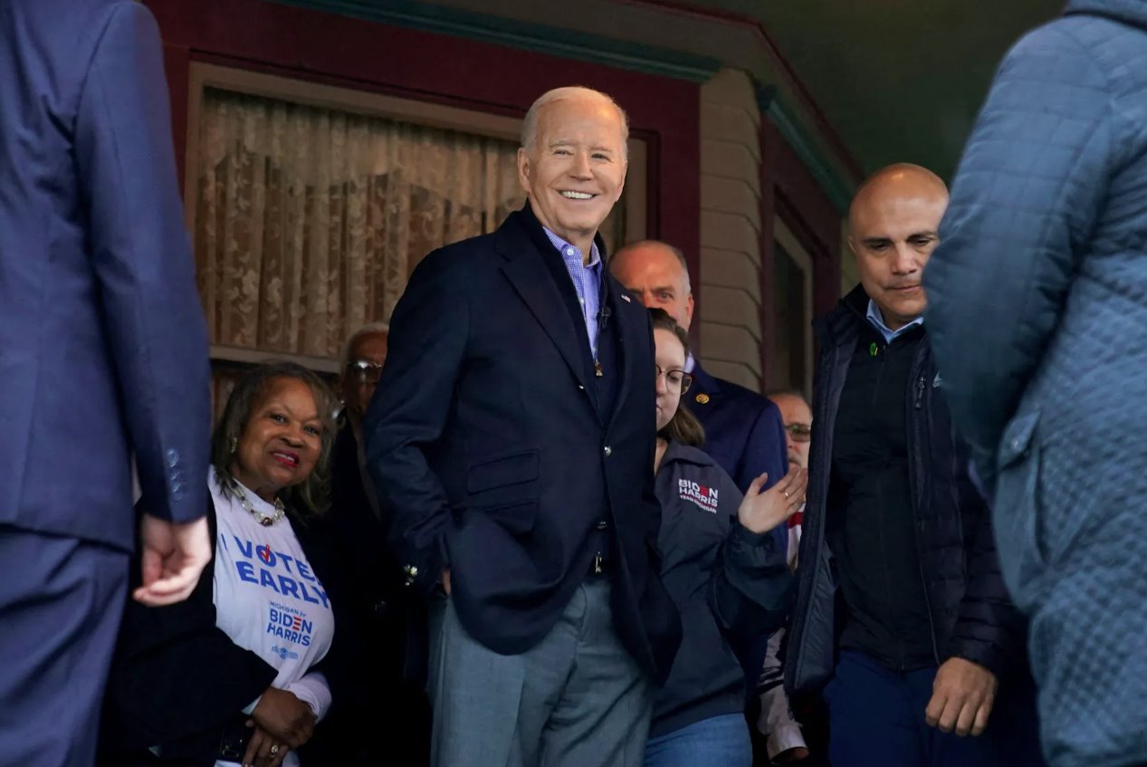 2024年3月14日，美國總統喬&middot;拜登在美國密歇根州薩吉諾的家中舉行競選活動期間會見支持者和志愿者。