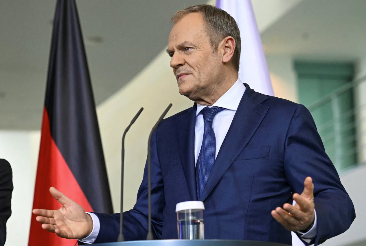 波蘭總理唐納德&middot;圖斯克于2024年3月15日在德國柏林總理府與德國總理奧拉夫&middot;舒爾茨和法國總統伊曼紐爾&middot;馬克龍在&ldquo;魏瑪三角&rdquo;磋商論壇三邊會議之前發表新聞聲明。