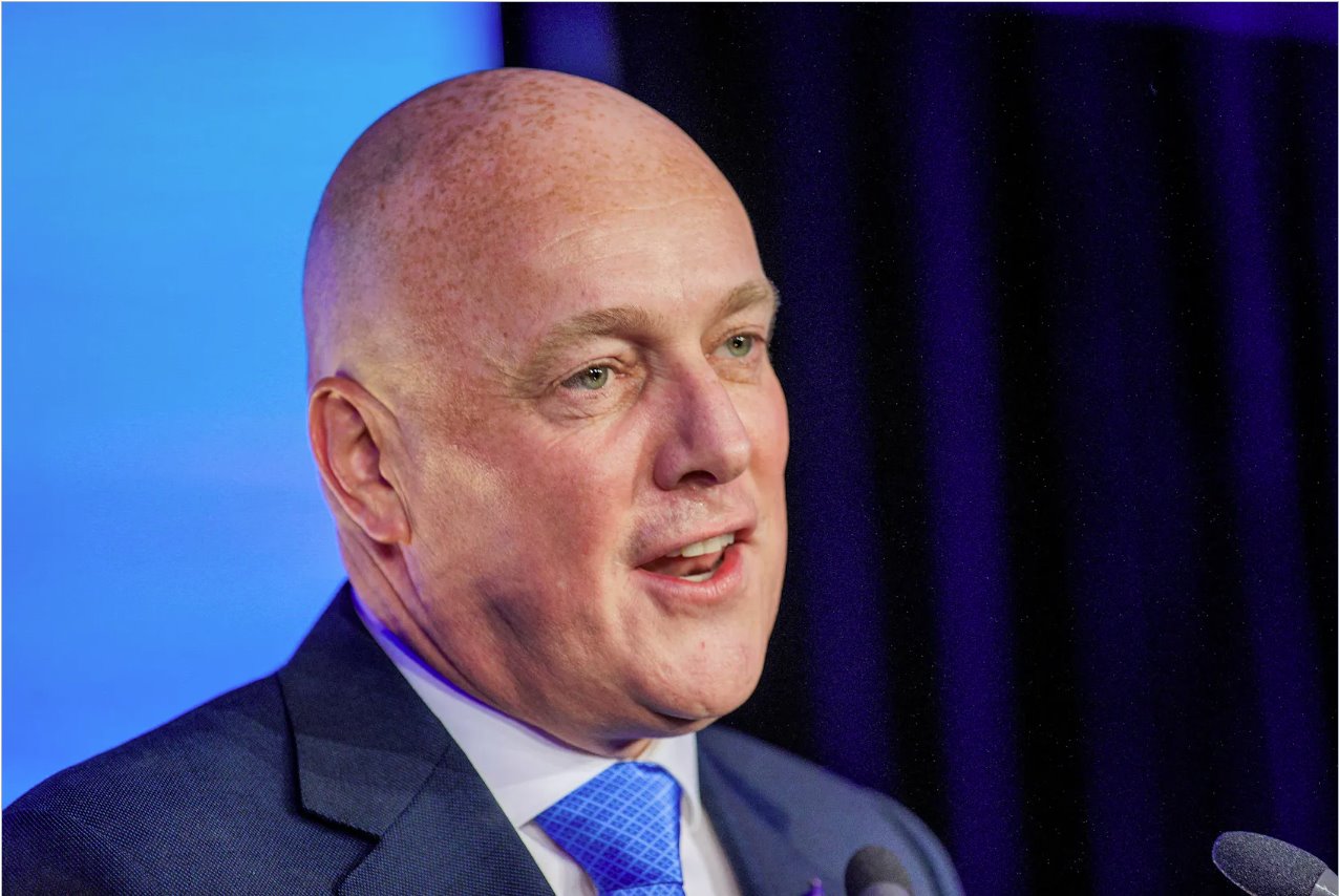 國家黨領袖克里斯托弗&middot;盧克森(ChristopherLuxon)于2023年10月14日在新西蘭奧克蘭贏得大選，成為新西蘭下一任總理后，在選舉黨內向支持者發表講話。