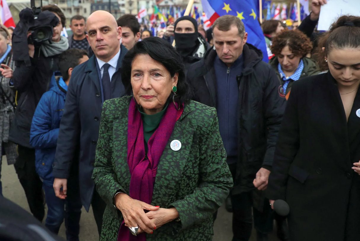 2023年12月9日,格魯吉亞第比利斯,包括格魯吉亞總統薩洛梅·祖拉比奇維利在內的參與者在支持該國加入歐盟的游行中行走。