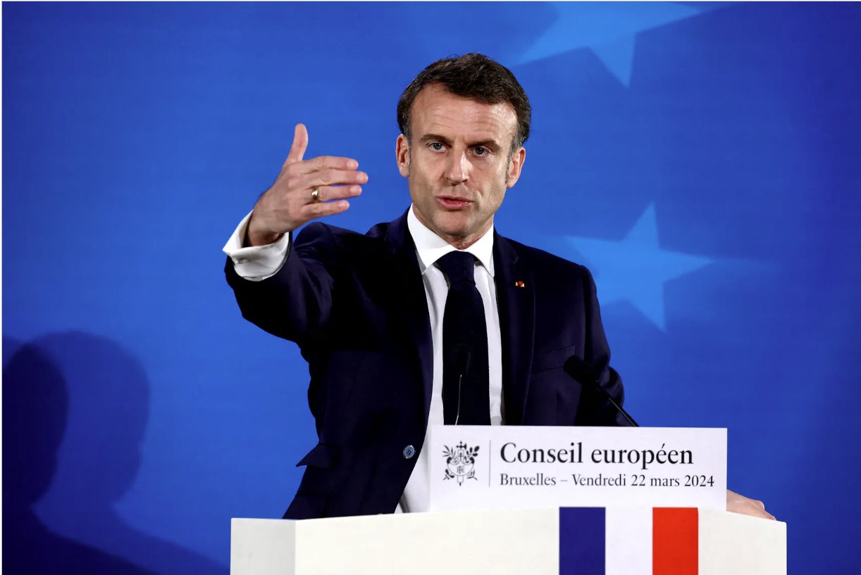 法國總統埃馬紐埃爾·馬克龍于2024年3月22日在比利時布魯塞爾舉行的歐盟領導人峰會當天的新聞發布會上發表講話。