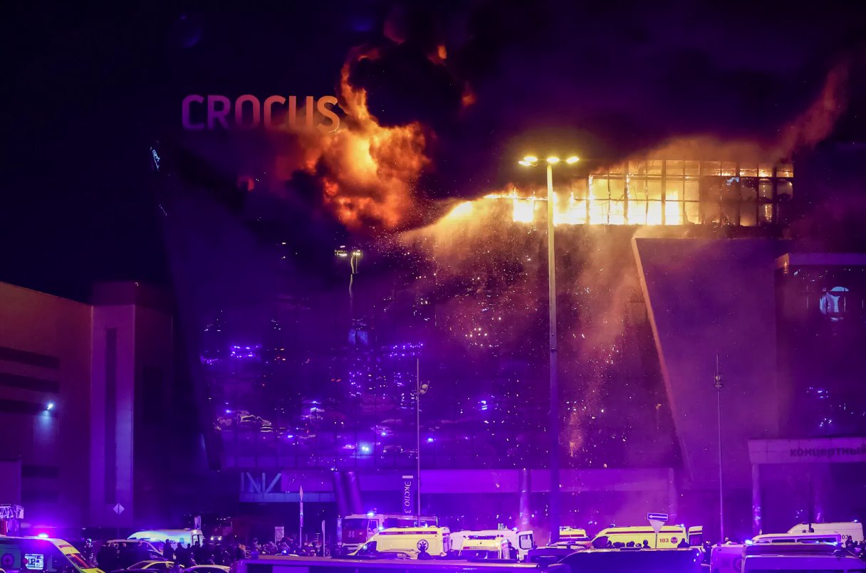 2024年3月22日，俄羅斯莫斯科郊外，發(fā)生槍擊事件后，俄羅斯緊急服務(wù)部門的救護(hù)車和車輛停在燃燒的克洛克斯市政廳音樂會場地外。