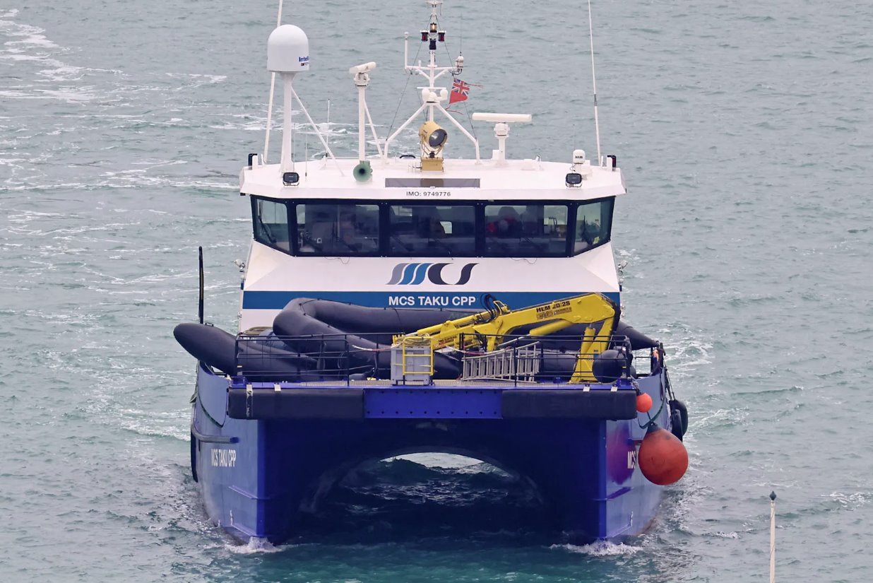 2024年1月17日,英國多佛港,載有疑似移民的橡皮艇穿過英吉利海峽,抵達英國邊境部隊支援船上,準備從一艘支援船上卸貨。