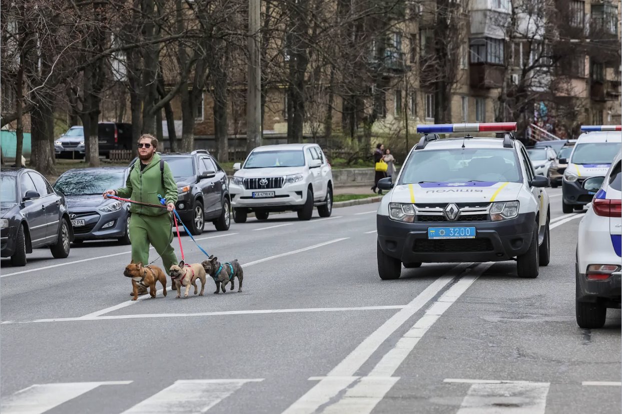 2024年3月25日，烏克蘭基輔，在俄羅斯襲擊烏克蘭期間，一名當地居民帶著他的狗在俄羅斯導彈襲擊地點附近散步。
