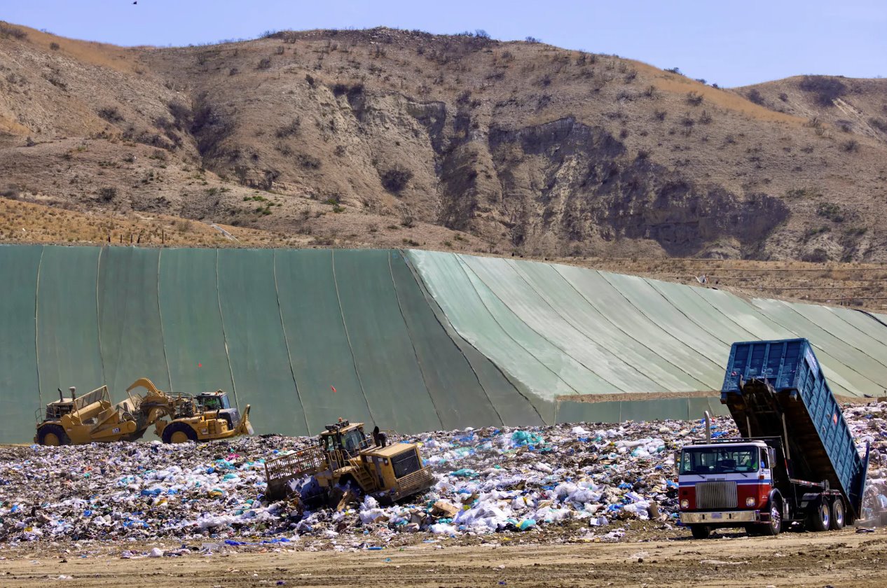 2021年6月15日，美國加利福尼亞州歐文市的FrankR.Bowerman垃圾填埋場，工人們使用重型機械搬運垃圾和廢物。