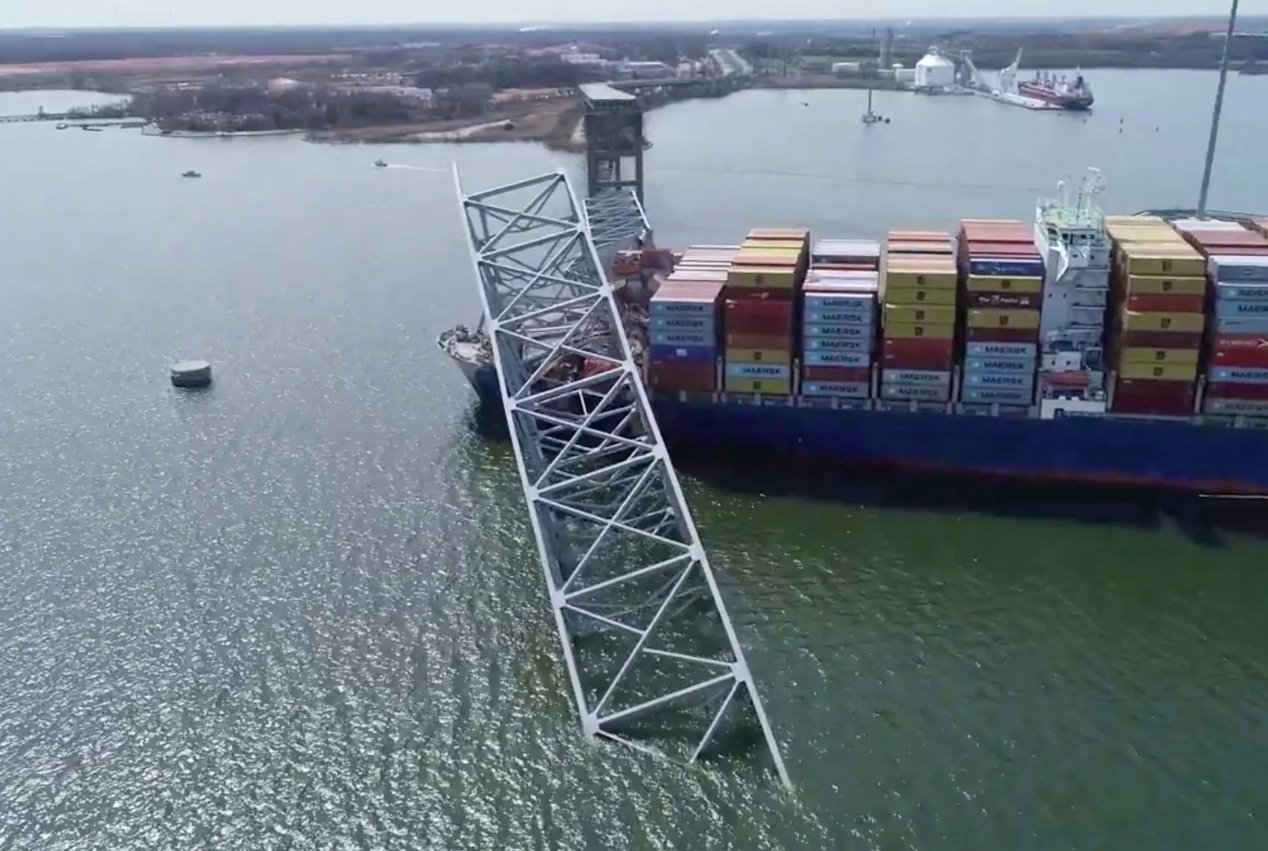 無人機拍攝的Dali貨輪于2024年3月26日在美國馬里蘭州巴爾的摩撞上弗朗西斯&middot;斯科特基大橋導致倒塌，這張靜態圖像取自講義視頻。