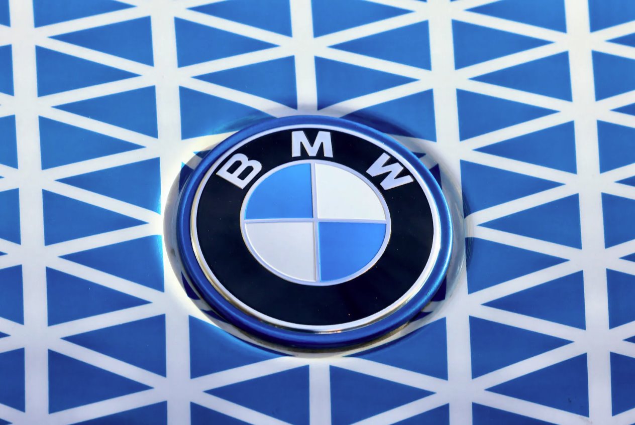 2023年2月28日，德國汽車制造商寶馬的標志出現在比利時布魯塞爾。