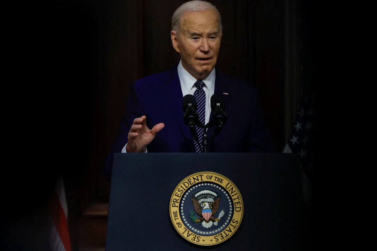 2024年4月3日，美國(guó)總統(tǒng)喬&middot;拜登在美國(guó)華盛頓白宮艾森豪威爾行政辦公大樓的印度條約室就降低醫(yī)療保健成本發(fā)表講話。