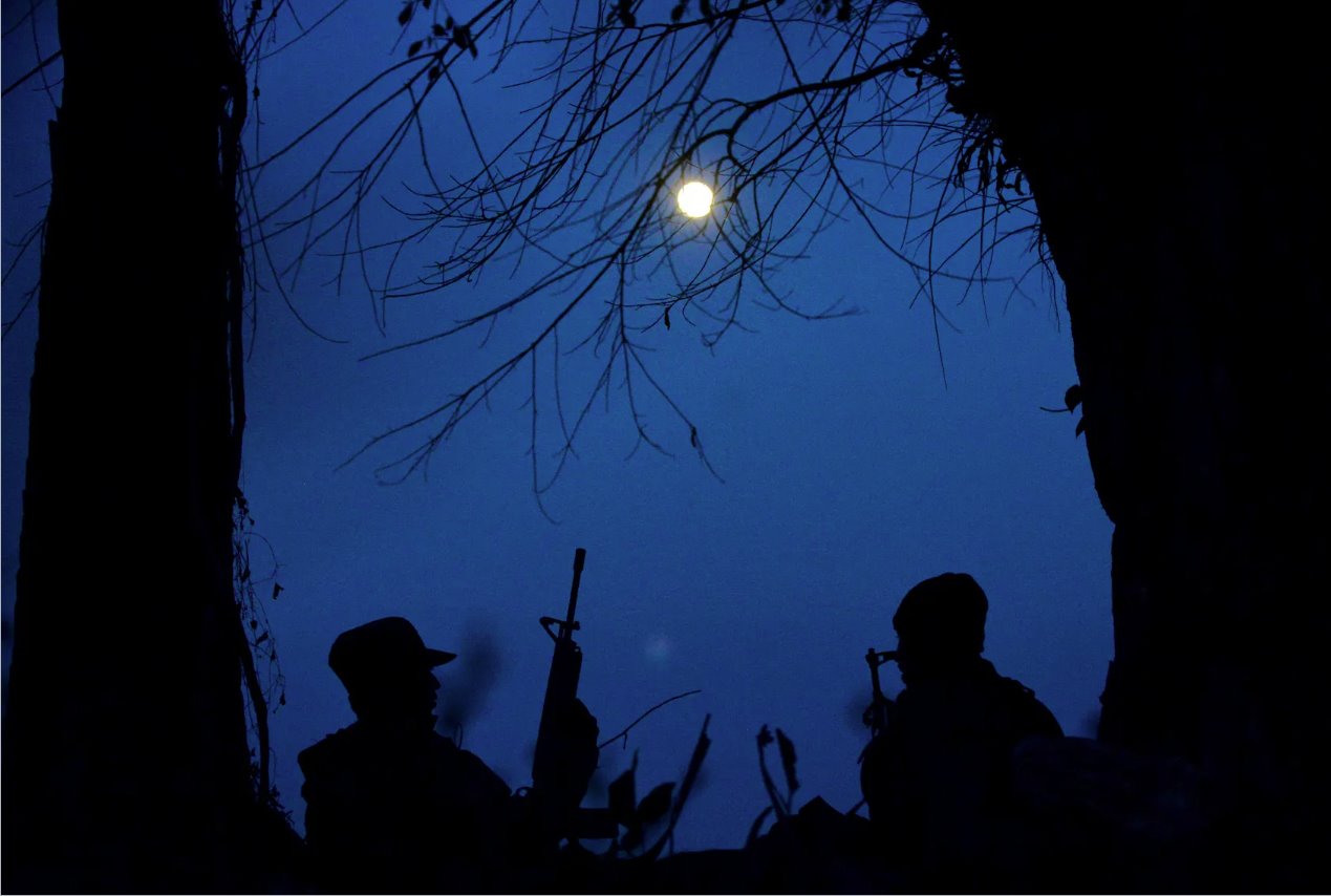 2021年12月19日,在緬甸Kawkareik的前線,可以看到人民國防軍(PDF)成員在成為抗議者后成為游擊隊(duì)員。照片拍攝于2021年12月19日。