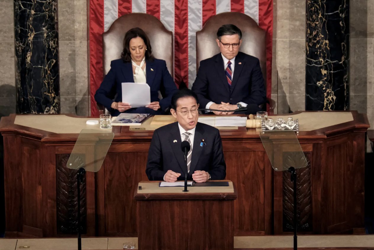 2024年4月11日，美國華盛頓美國國會大廈，日本首相岸田文雄在國會聯席會議上發(fā)表講話，美國副總統(tǒng)卡馬拉&middot;哈里斯和眾議院議長邁克&middot;約翰遜（洛杉磯共和黨）聆聽。