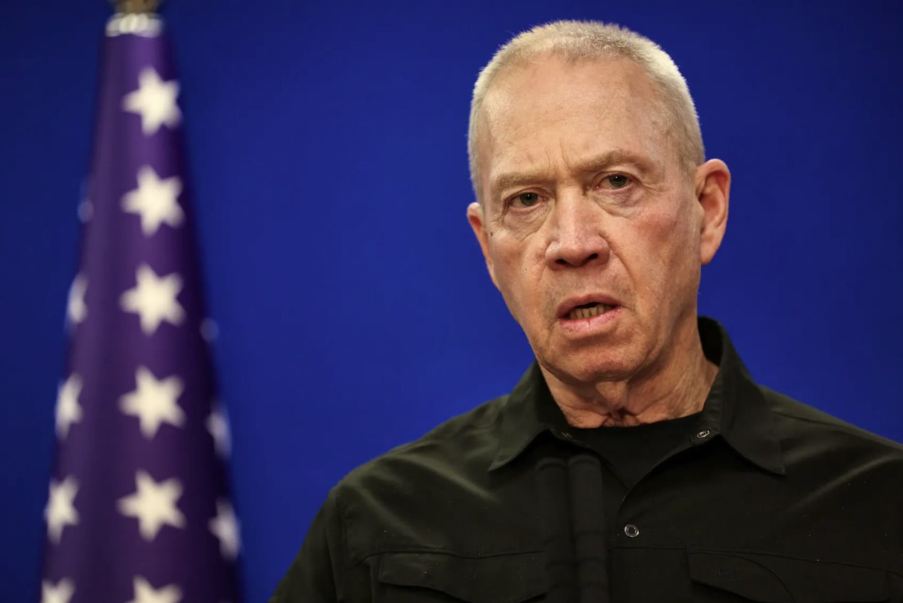 以色列國防部長約阿夫&middot;加蘭特于2023年12月18日在以色列特拉維夫與美國國防部長勞埃德&middot;奧斯汀在以色列國防部舉行的聯(lián)合新聞發(fā)布會上發(fā)表講話。