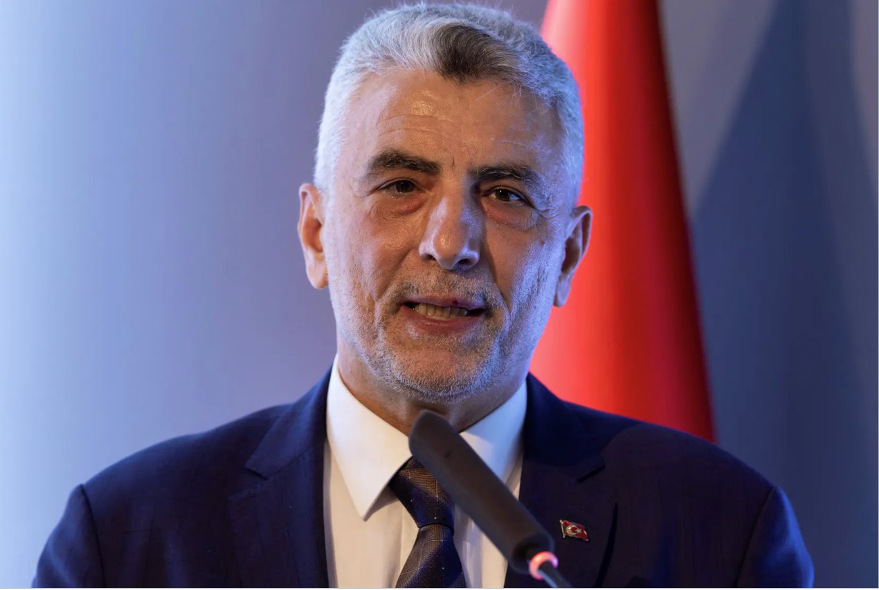 土耳其貿易部長奧馬爾·博拉特于2024年4月29日在土耳其伊斯坦布爾舉行的簽字儀式上向觀眾發表講話。