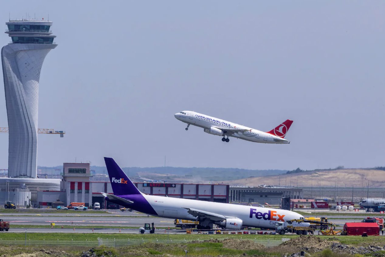 2024年5月8日,土耳其伊斯坦布爾的一條跑道上,聯邦快遞航空公司一架波音767BA.N貨機的全景圖,這架飛機于周三降落在伊斯坦布爾機場,沒有展開前起落架,但設法留在跑道上,避免了人員傷亡。