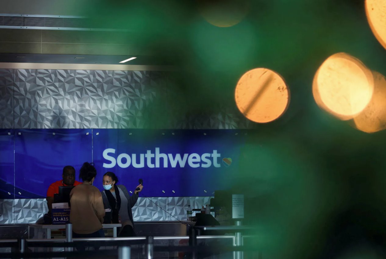 在美國德克薩斯州達拉斯市的達拉斯愛田機場，圣誕節假期周末之前和期間席卷美國大部分地區的大規模冬季風暴導致以西南航空為首的美國航空公司取消了數千個航班后，西南航空的客戶前往服務臺，2022年12月28日。