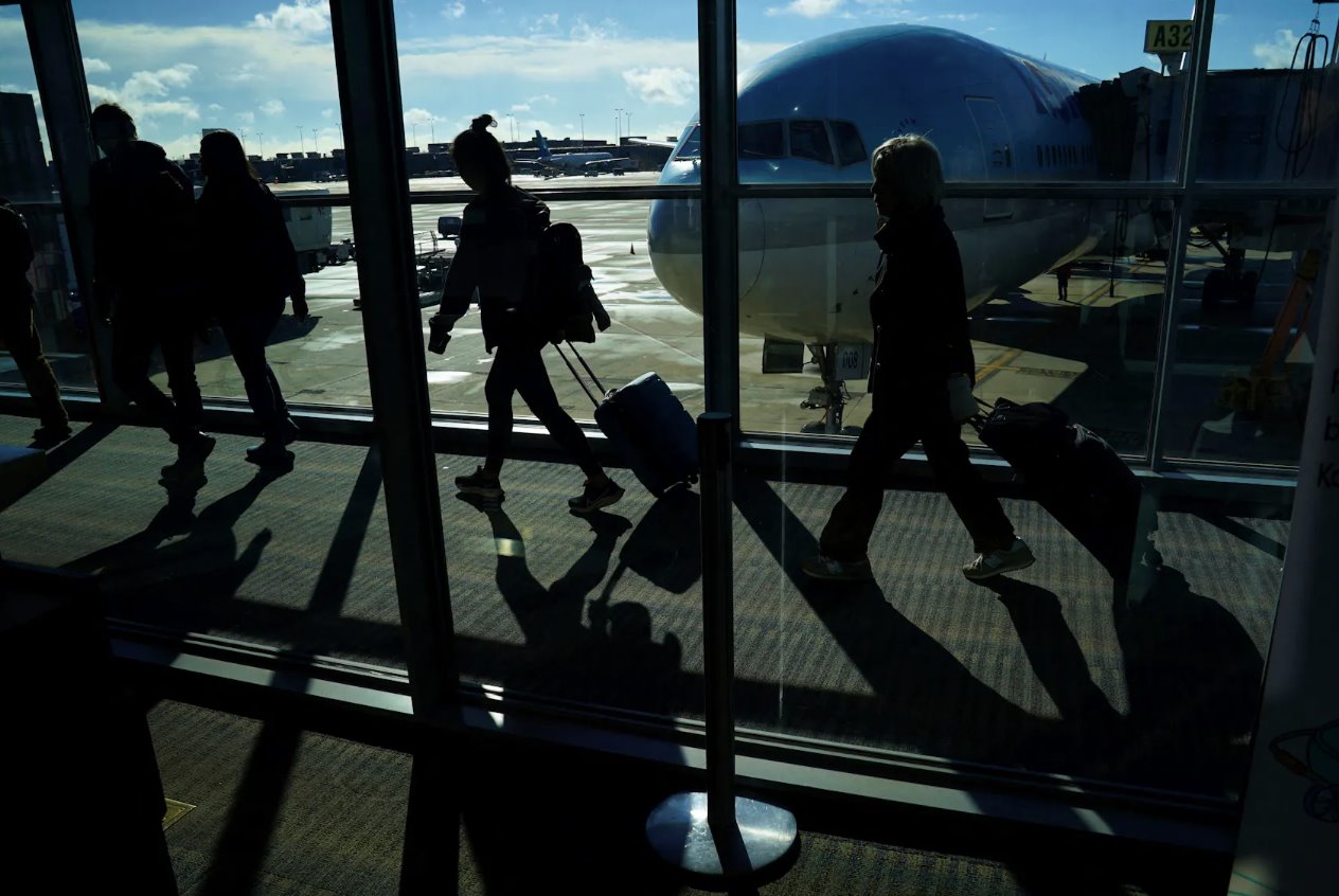 2023年11月22日,在美國弗吉尼亞州杜勒斯的華盛頓杜勒斯國際機場,感恩節假期前,乘客們正在通過航站樓。