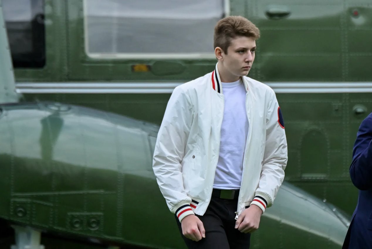 2020年8月16日，美國華盛頓，巴倫&middot;特朗普從海軍陸戰隊一號步行前往白宮。