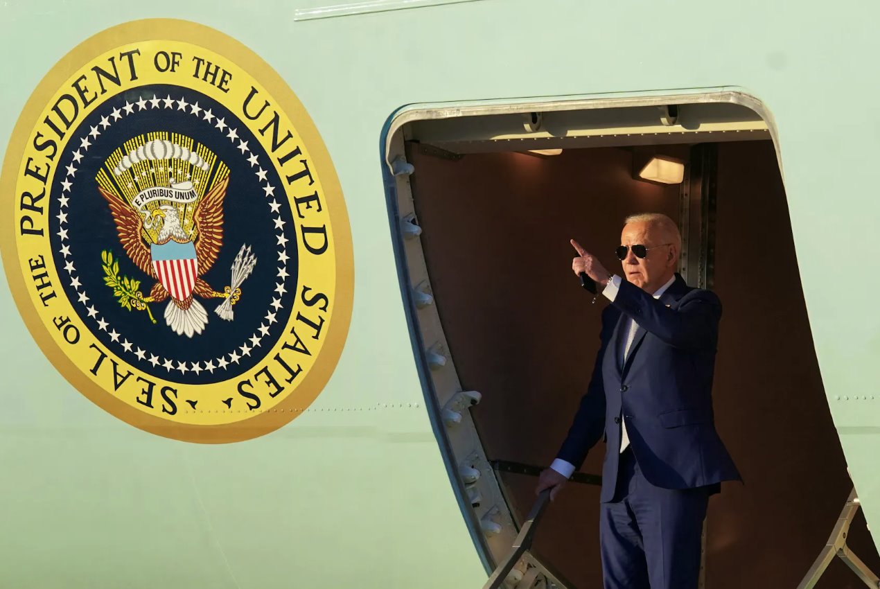 2024年5月9日，美國總統喬&middot;拜登抵達美國加利福尼亞州山景城時，在空軍一號上向外眺望。
