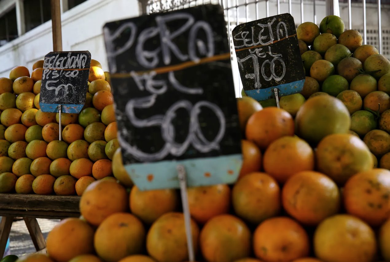 2018年2月15日,巴西里約熱內(nèi)盧街頭市場(chǎng)上的橙子。