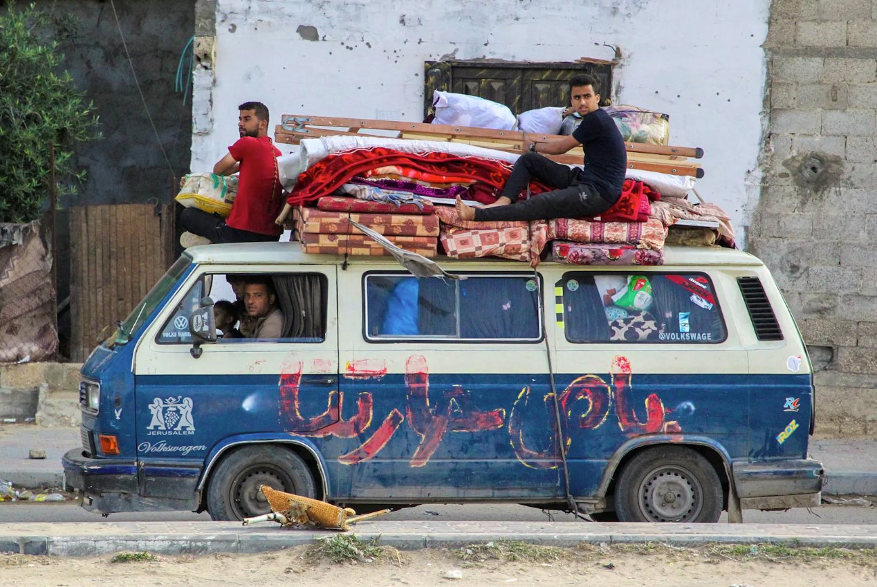 024年5月12日,以色列軍隊在加沙南部城市東部發動地面和空中行動,流離失所的巴勒斯坦人乘車逃離拉。