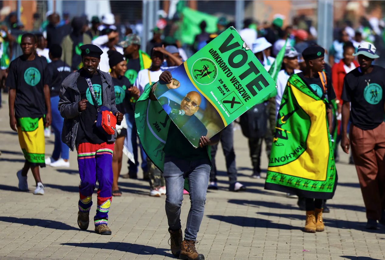 南非前總統(tǒng)雅各布·祖馬(JacobZuma)的新政黨uMkhontoweSizwe的支持者在5月29日大選之前抵達(dá)南非索韋托舉行的集會(huì),準(zhǔn)備發(fā)布選舉宣言。