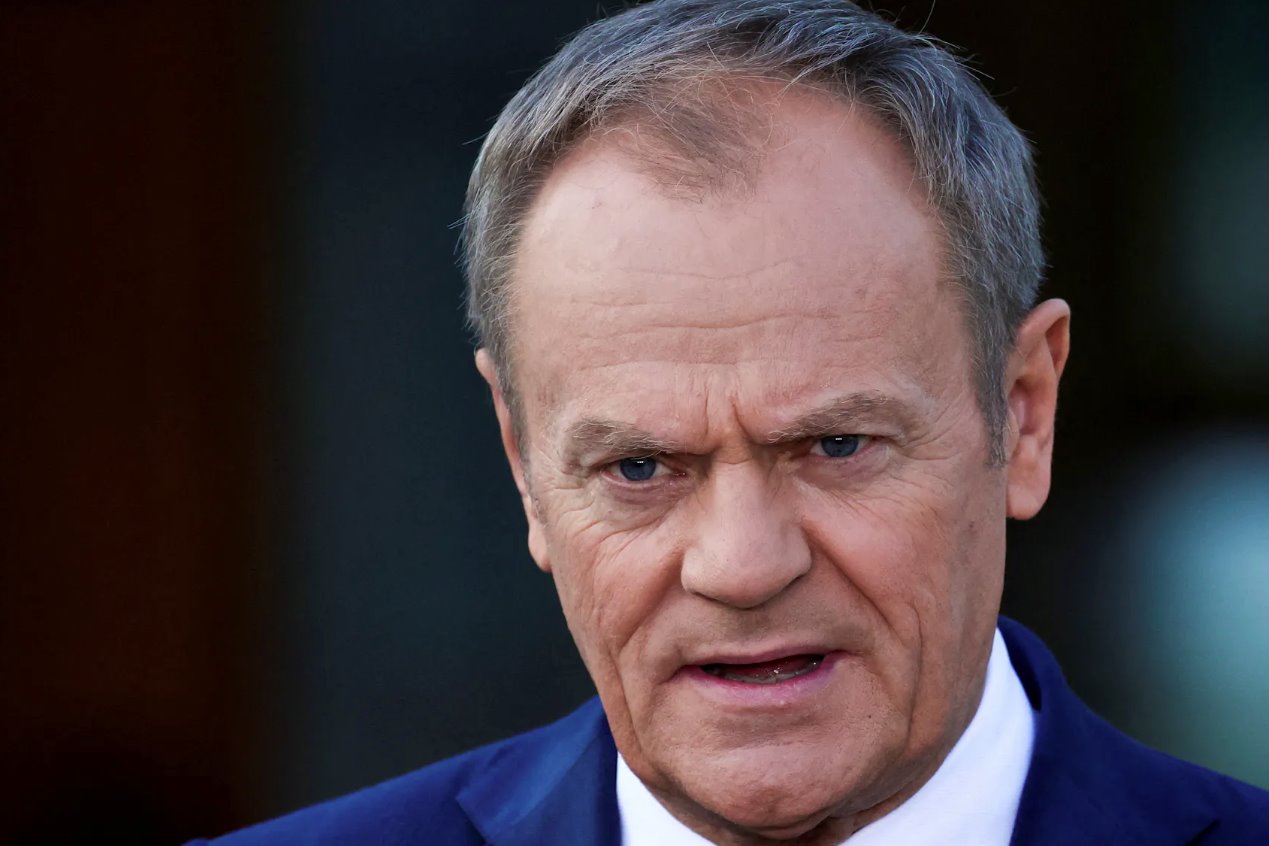 2024年4月11日,波蘭總理唐納德·圖斯克在波蘭華沙皇家瓦津基公園的島上宮殿會見歐洲理事會主席查爾斯·米歇爾時向媒體發(fā)表講話。