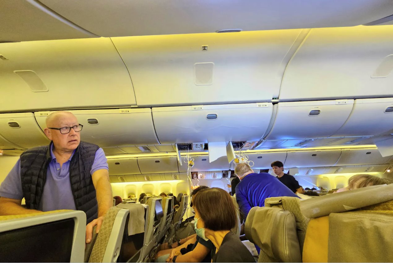 新加坡航空SQ321航班于2024年5月21日緊急降落在泰國曼谷素萬那普國際機場后的內部照片。