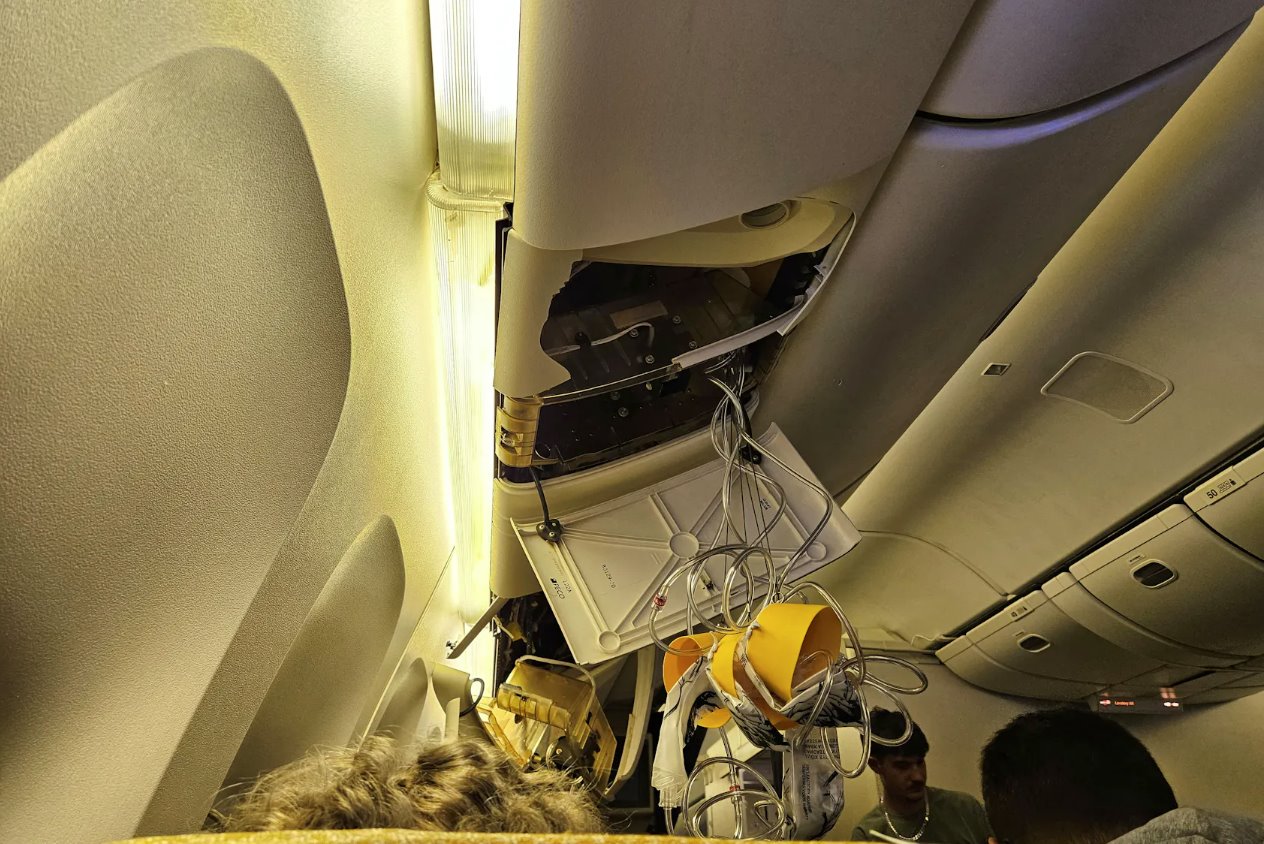 新加坡航空SQ321航班于2024年5月21日緊急降落在泰國曼谷素萬那普國際機場后的內部照片。