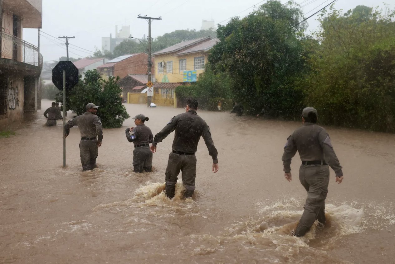 2024年5月23日,巴西阿雷格里港暴雨后,巴西軍警在卡瓦利亞達附近的洪水地區搜尋民眾。