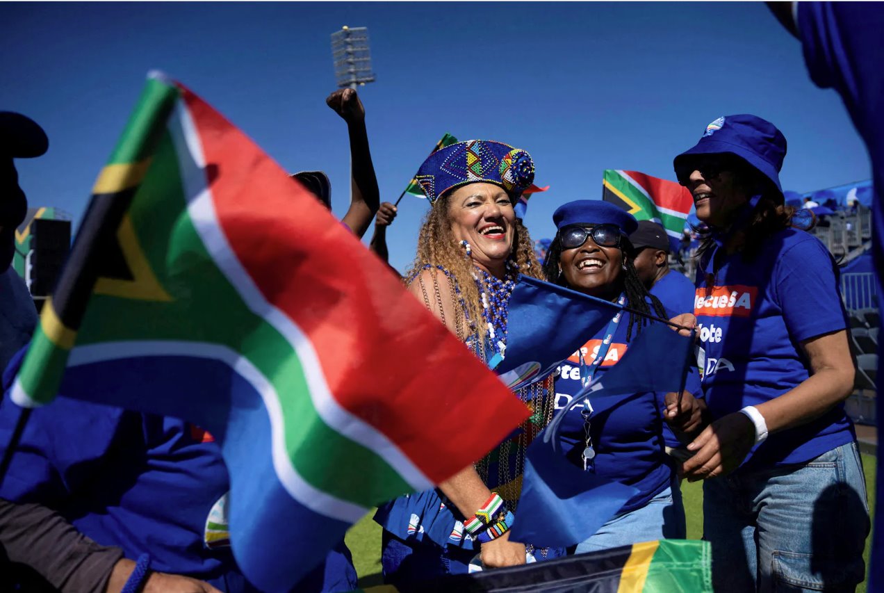 南非第二大政黨民主聯盟的支持者參加2024年5月26日在南非貝諾尼舉行的選舉集會。