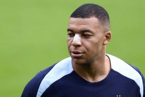 法國隊(duì)長姆巴佩在鼻子骨折后纏著繃帶訓(xùn)練