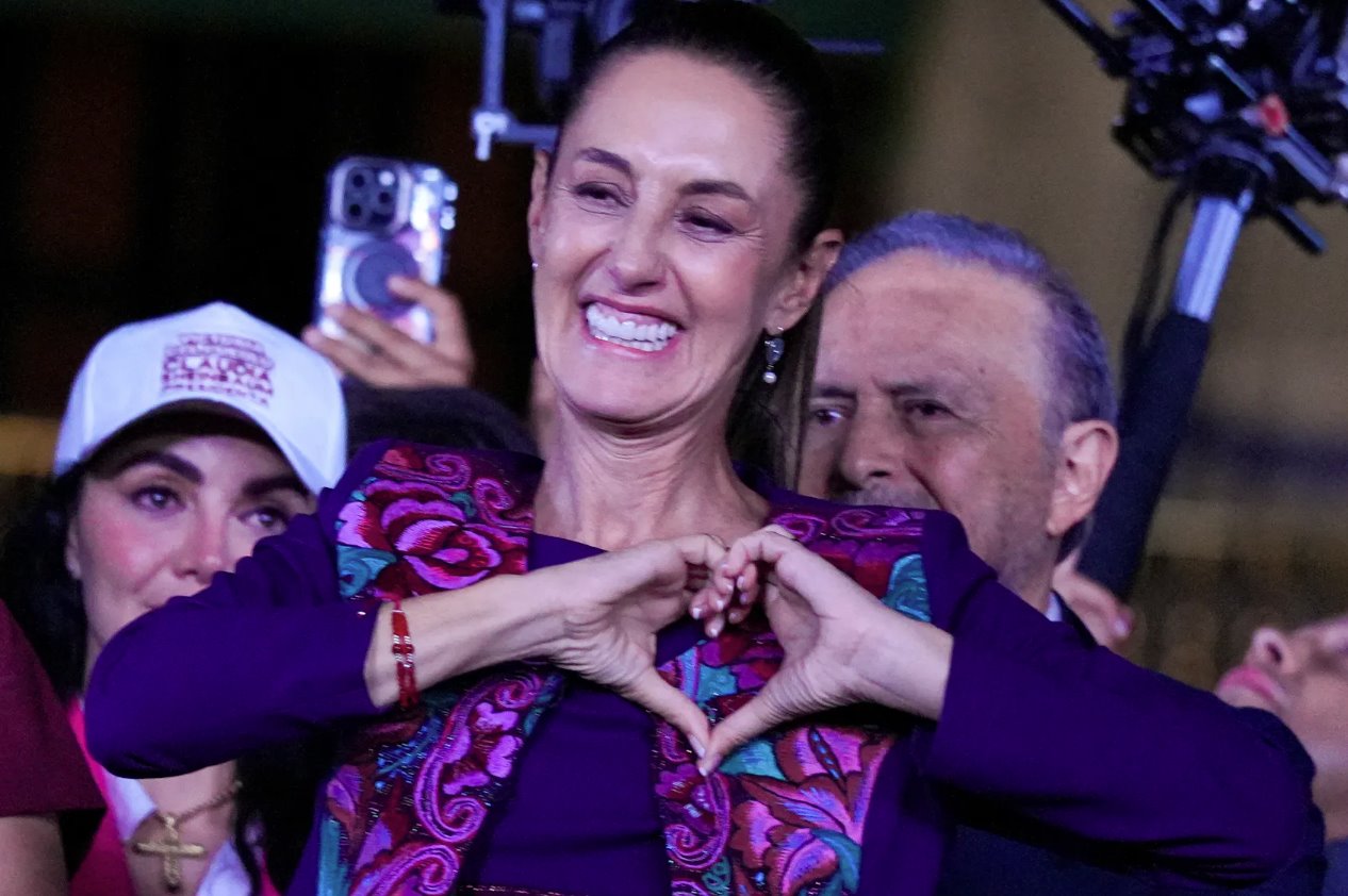 2024年6月3日,墨西哥墨西哥城索卡洛廣場,執(zhí)政黨莫雷納黨總統(tǒng)候選人克勞迪婭·辛鮑姆在贏得總統(tǒng)選舉后向支持者做手勢。