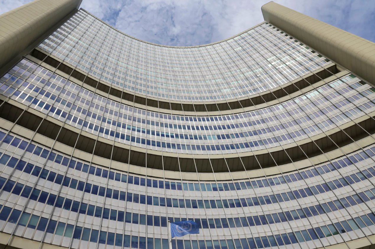 2024年6月3日，國際原子能機構(IAEA)的35國理事會季度會議在奧地利維也納舉行，該機構總部前飄揚著國際原子能機構(IAEA)的旗幟。