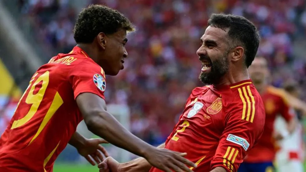 拉明·亞馬爾(左)成為參加歐洲杯最年輕的球員