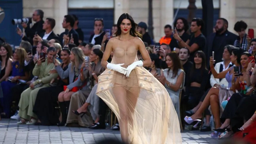 肯達爾&middot;詹納 (Kendall Jenner) 身著裸色緊身胸衣結束秀場