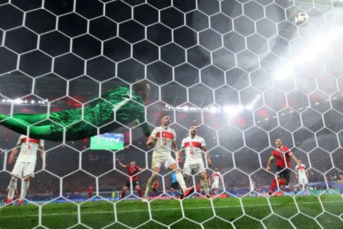 歐洲杯歷史上最偉大的撲救之一 土耳其2比1淘汰4奧地