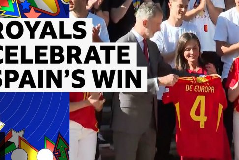 西班牙皇家為男子足球國(guó)家隊(duì)舉行歡迎儀式 球迷在街