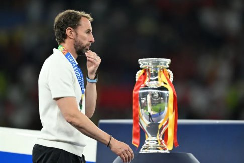 索斯蓋特經過2024年歐洲杯獎杯旁邊