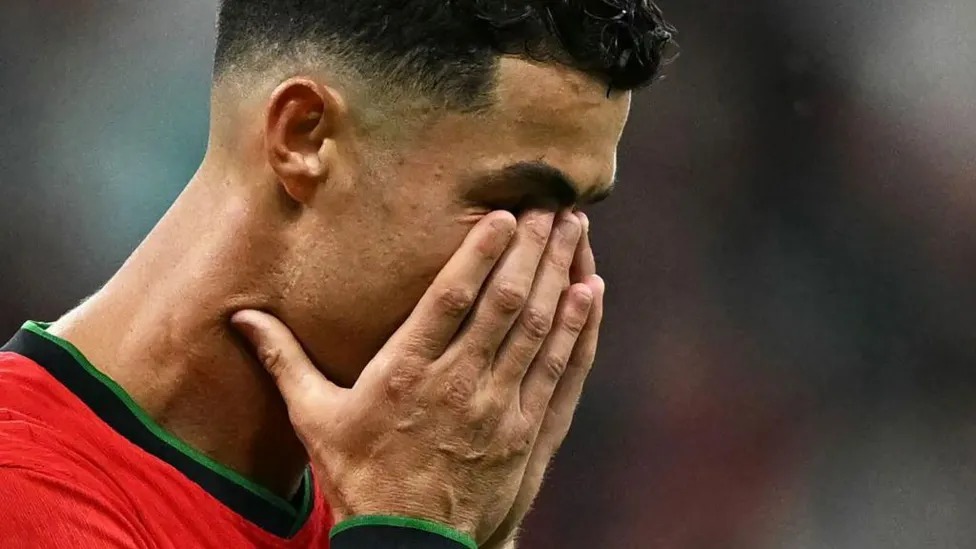 葡萄牙傳奇C羅(CristianoRonaldo)數據很難看：在重大賽事中已八場比賽沒有進球；重大賽事九個點球罰丟了三個，歐洲杯上的記錄現在是五次罰進，兩次罰失&mdash;&mdash;包括點球大戰