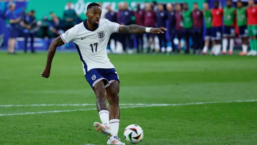 伊萬&middot;托尼(IvanToney)在主罰點球前向瑞士門將雅恩&middot;索默(YannSommer)看了一眼