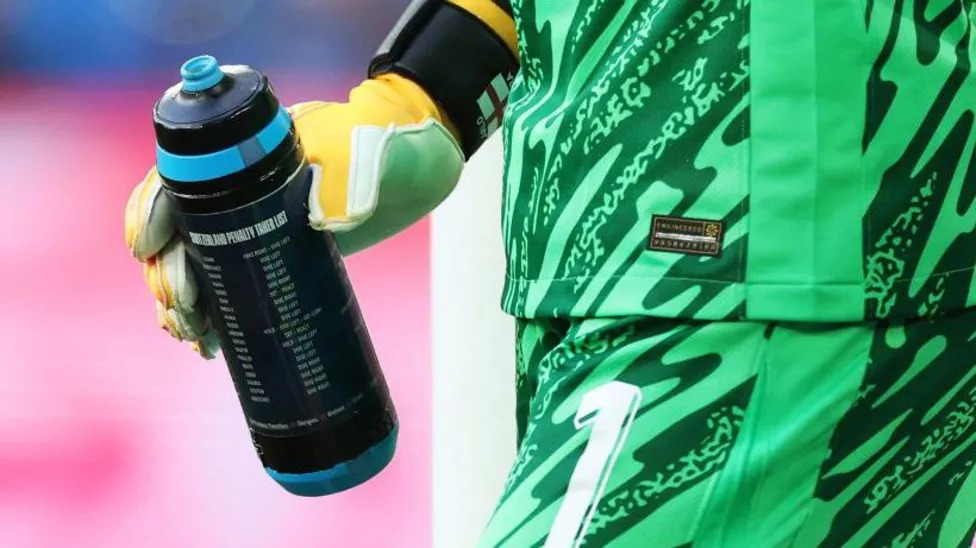 英格蘭門將喬丹&middot;皮克福德在他的水瓶上寫下了瑞士隊球員以及他應該為點球而撲球的指示