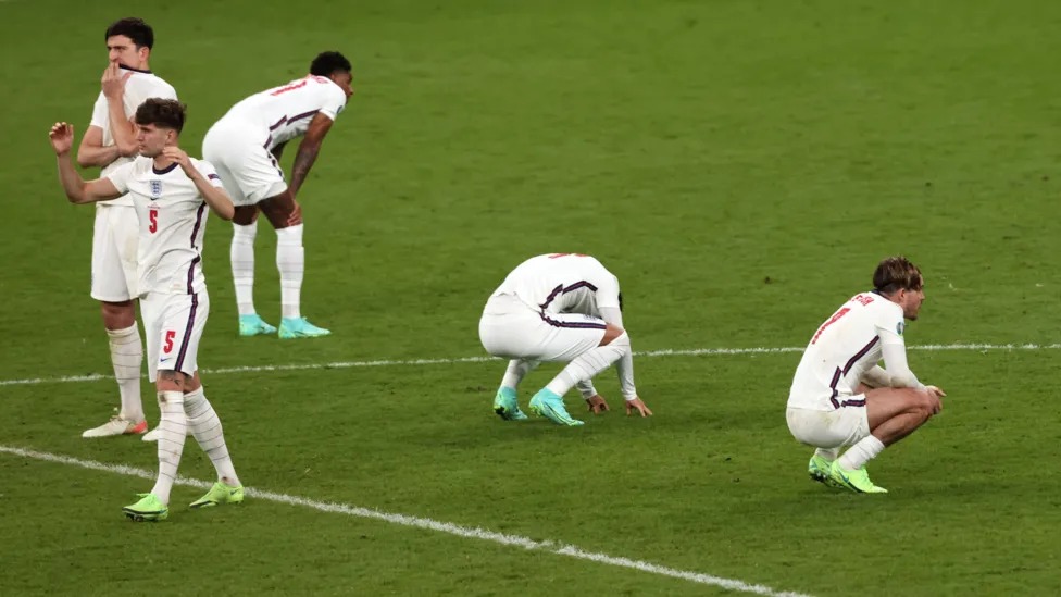 在溫布利舉行的2020年歐洲杯決賽中，英格蘭隊(duì)點(diǎn)球大戰(zhàn)以3-2輸給意大利隊(duì)